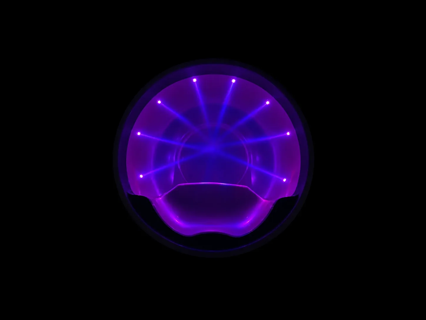 Osem LED-osvetljenih vodnih šob v notranjosti vroče kadi