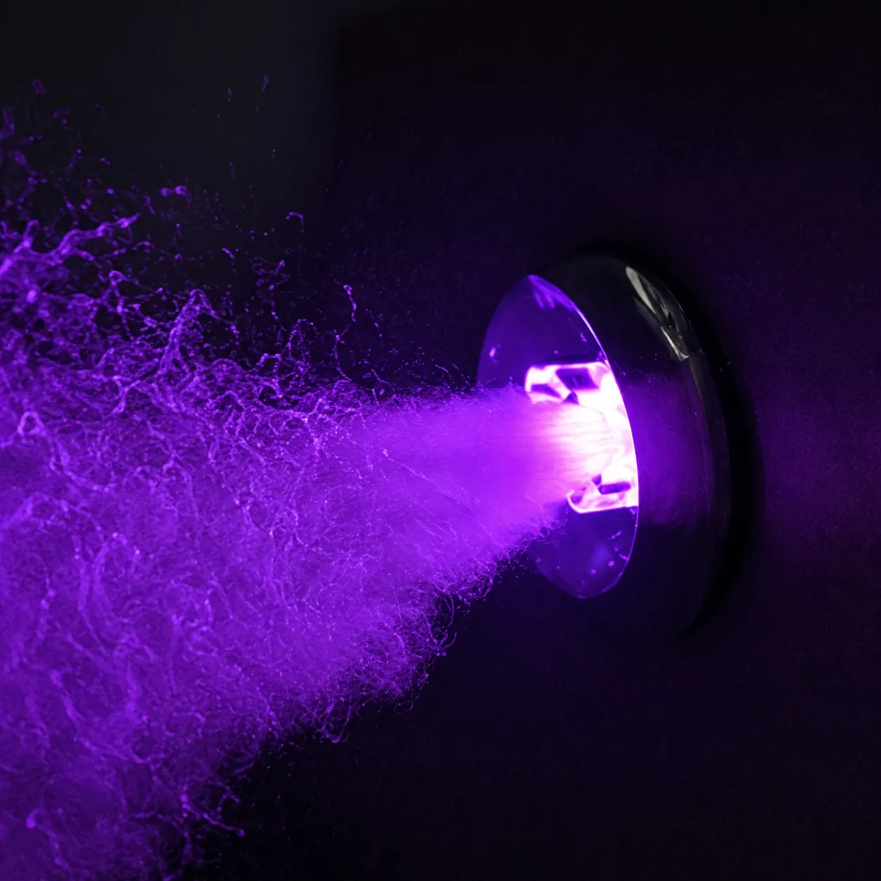 LED-vodna masažna šoba z vijolično osvetlitvijo v jacuzziju