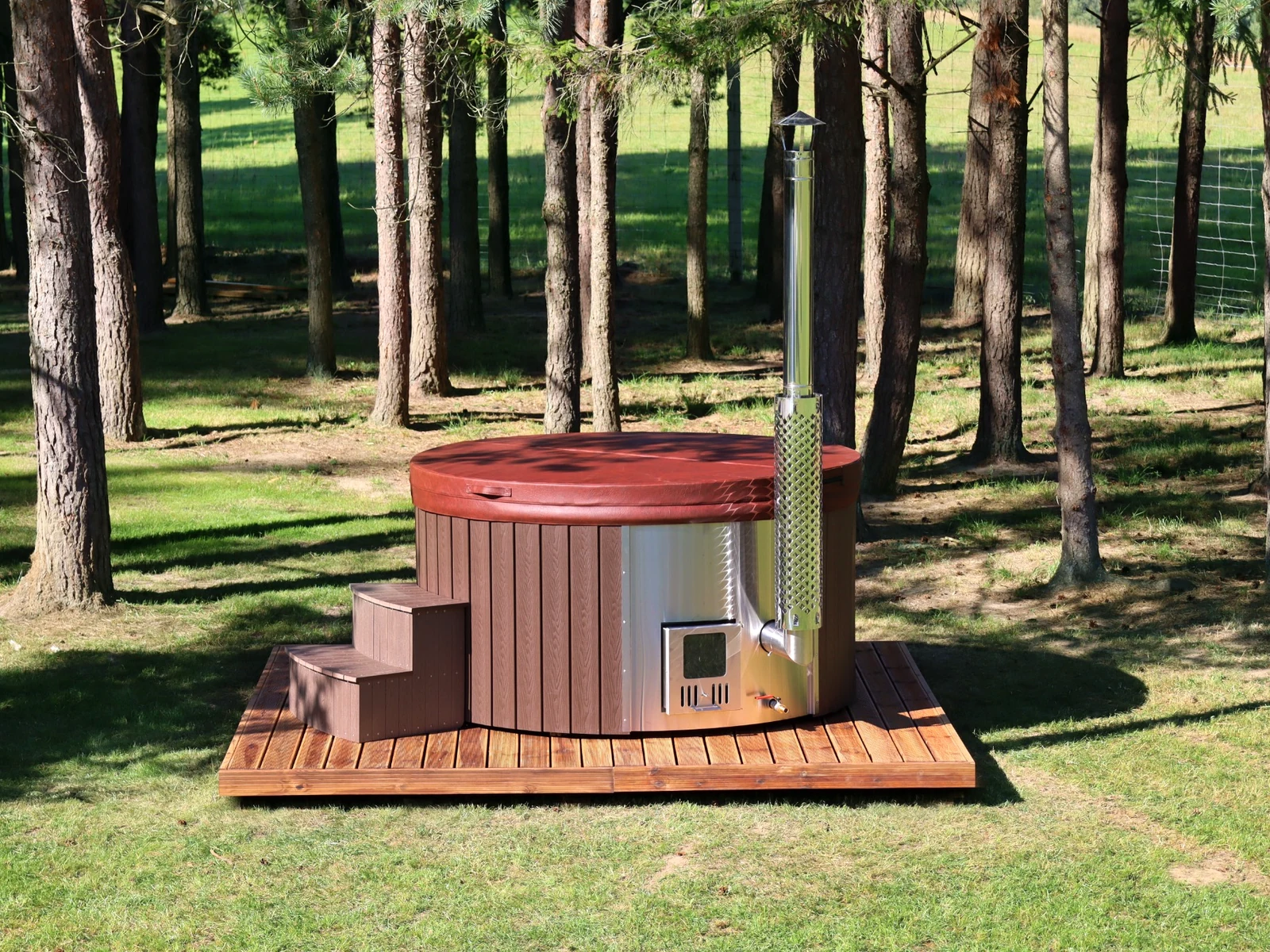 Rjavo izolativno pokrivalo na zaprti vroči kadi oziroma jacuzzi.